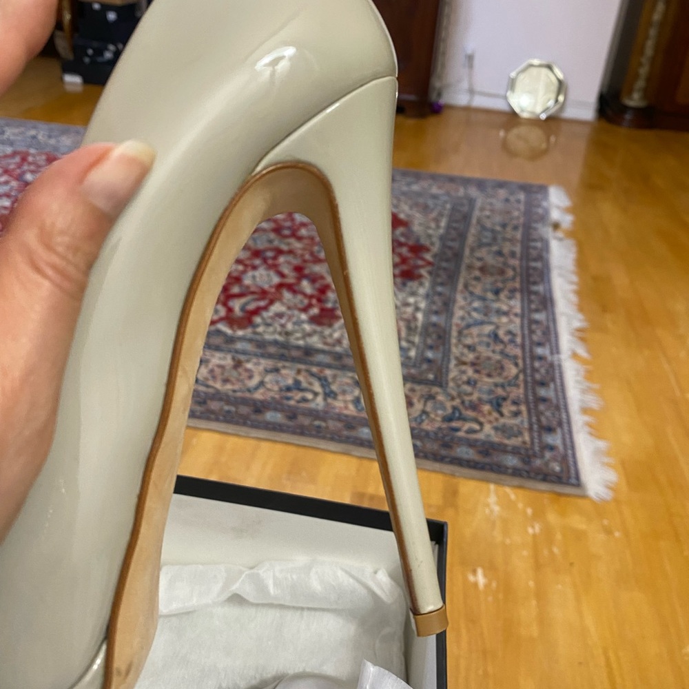 Giuseppe Zanotti Cream Patent Leather Peep-Toe Pumps - Picture 8 of 16